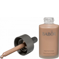 Matujący podkład o lekkiej konsystencji. Mattifying Foundation 03 almond