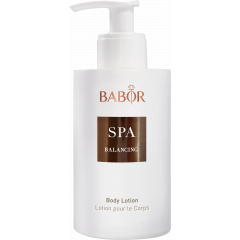 Delikatny lotion do ciała o ciepłej, drzewnej nucie zapachowej z dodatkiem bergamotki i wanilii. Body Lotion